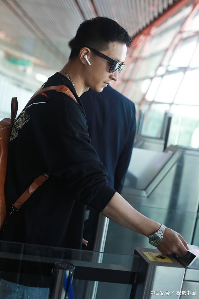 韩庚留寸头现身,成熟帅气一点都不娘,网友:这才是中国男人范